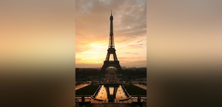 31.03.1889г. – осветена Айфеловата кула в Париж