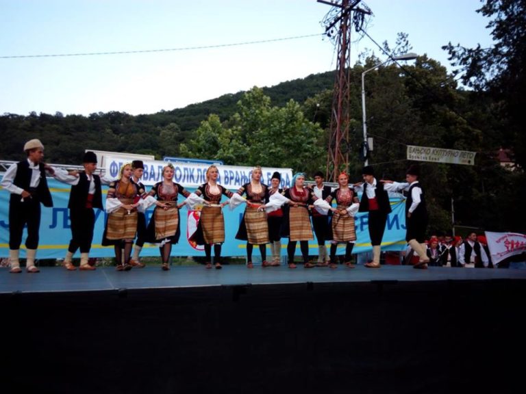Босилеградски танцьори на фестивал във Вранска баня