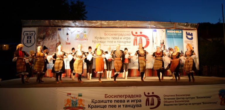 Приключи IХ Международен фолклорен фестивал „Крайще пее и танцува”
