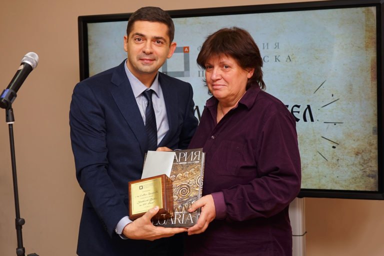 Д-р Врабевски награди преподавател по физика от Варна с почетното звание „Учителят будител на 2017 г.“