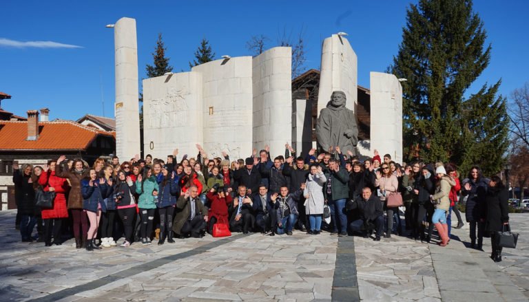 Близо 200 български и македонски ученици отбелязаха заедно годишнината на Никола Вапцаров