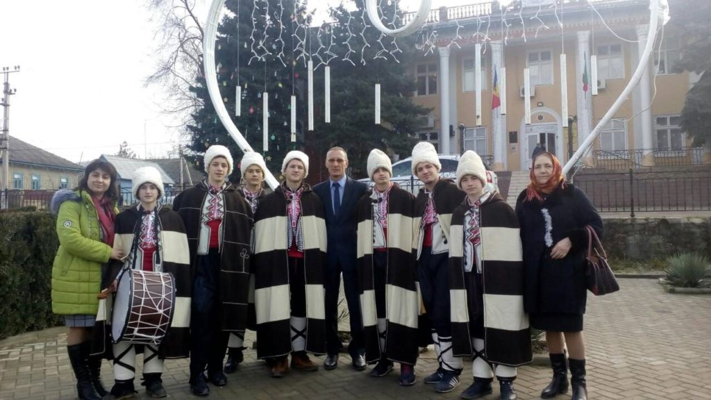 Коледарите заедно със своите учители и кмета на град Тараклия
