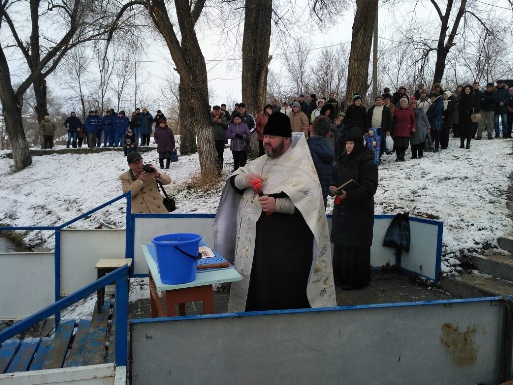 Отец Николай осветява водата на язовира в парка на град Тараклия на Богоявление