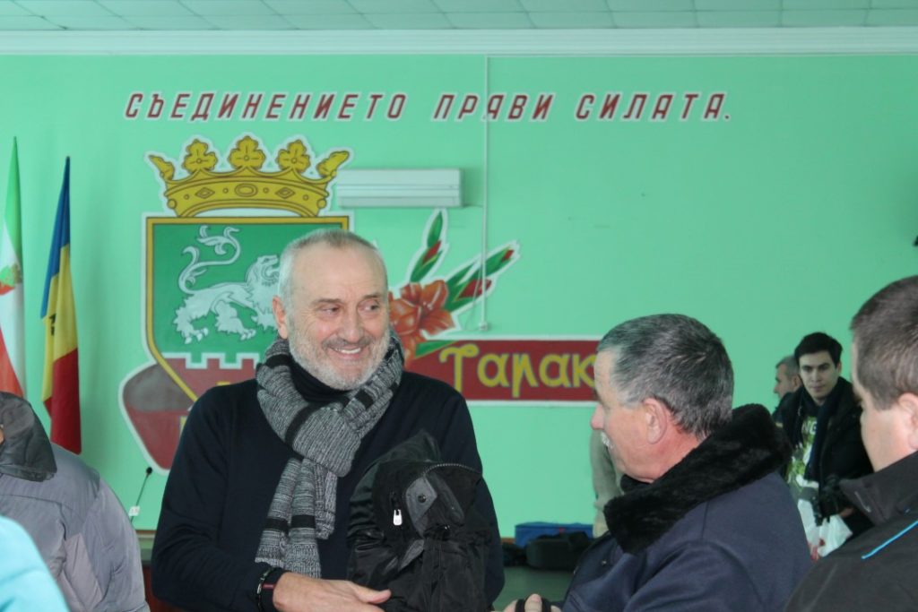 Собственникът на българска фирма за розово масло Димитър Лисичаров разговаря с жителите на Тараклия