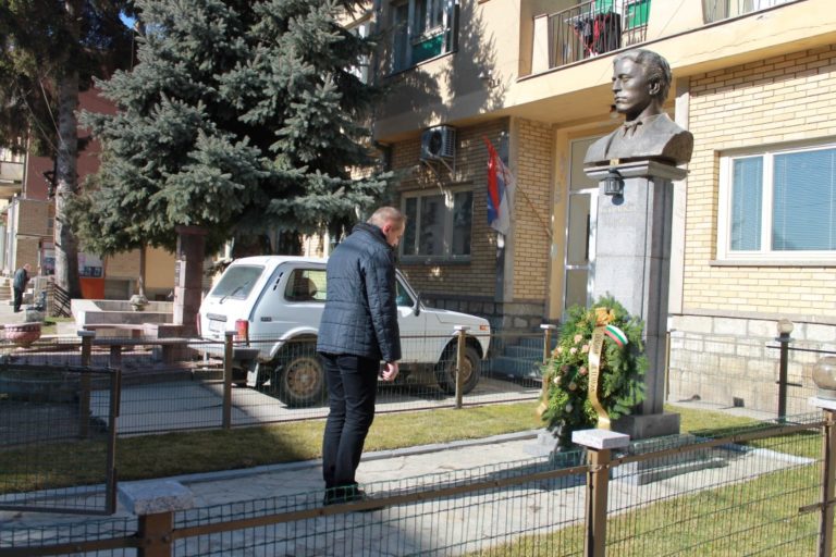 Кметът на Кюстендил се поклони пред паметника на Левски в Босилеград, паметта на Апостола ще бъде отбелязана и утре