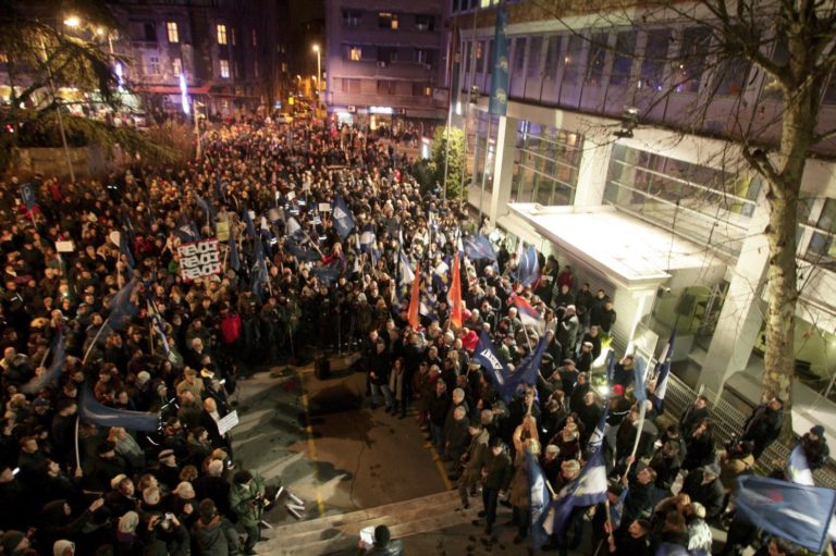 Protest opozicije ispred RTS, izviždan Dnevnik (foto/video)