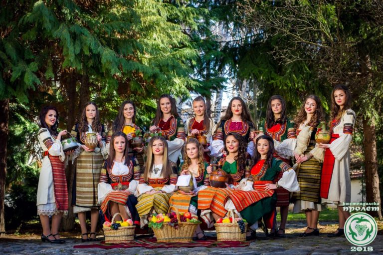 Участничките в конкурса „Девойка Кюстендилска пролет – 2018“ ще раздадат над 1000 знамена за Трети март