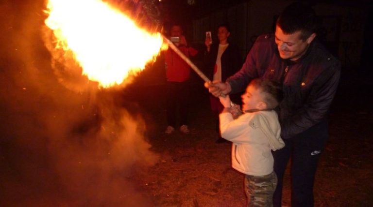 В Босилеград на „Поклади“ се палят огньове (клади) и се въртят оратници