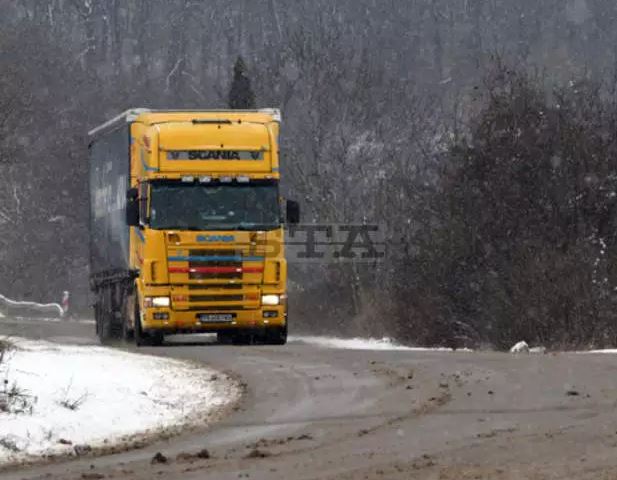 Възстановено е движението на тежкотоварни автомобили Ограничения за товарни автомобили са въведени в Кюстендилско заради снеговалежа