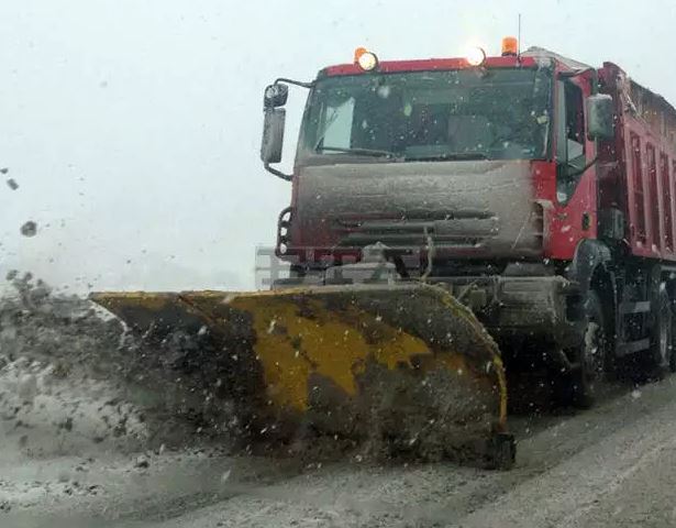 Двайсет и седем машини почистват пътищата в Кюстендилско