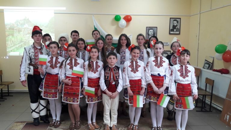 Националния празник на България отбелязаха в гимназия на молдовския град Тараклия