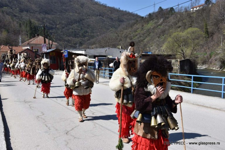 Кукерите от Долна Секирна по-време на великденския фестивал огласиха Босилеград, за да прогонят зимата, злите сили и духове, и да донесат плодородие и здраве
