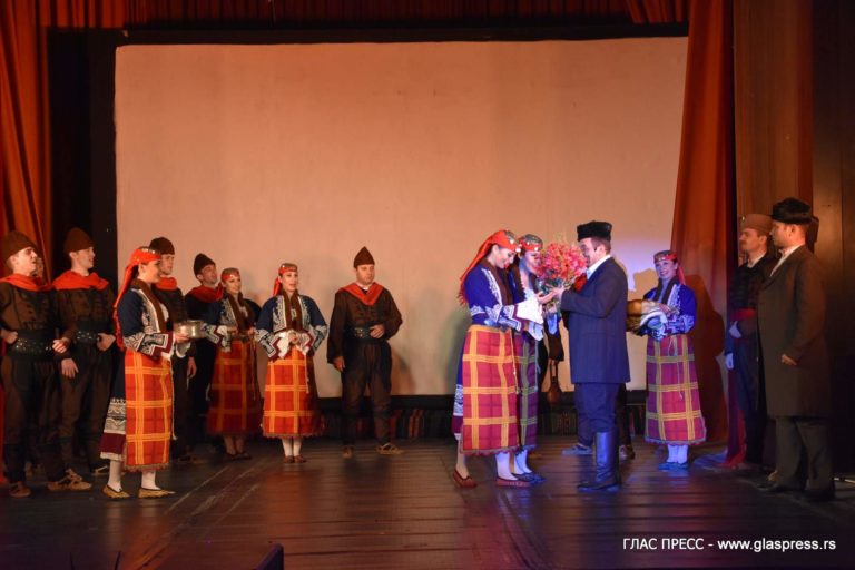 Мащабната продукция на ансамбъл „Българе“ остави без дъх зрителите в Босилеград