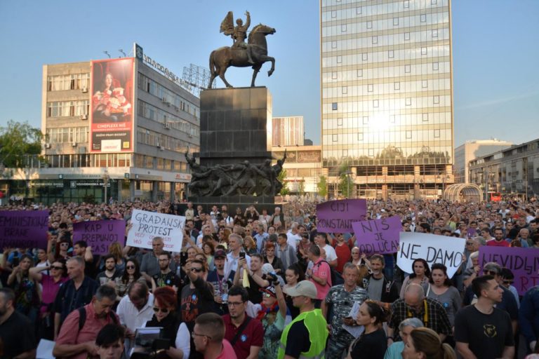 Poruka protesta: Ili će da lete avioni, ili će da leti gradonačelnik