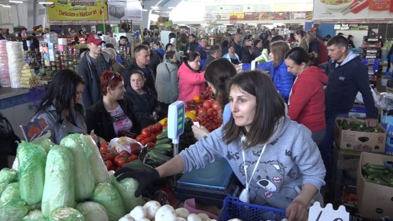 Анкета: Колко пари харчат молдовците за Великденската храна?