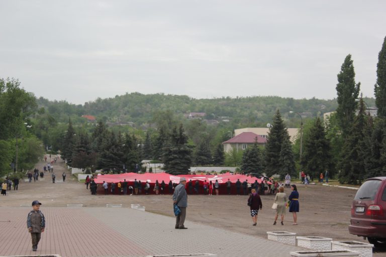 В Тараклия дефилира най-голямото копие на Знамето на Победата