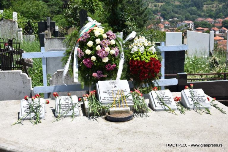 Босилеградчани и гости от България се поклониха пред паметта на петима български офицери