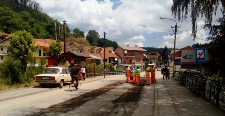 Попълнени дупките на пътя от Стрезимировци до Босилеград