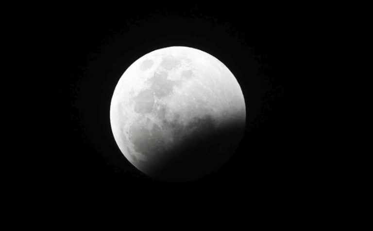 КРАСОТА В НЕБЕТО: Най-дългото лунно затъмнение от началото на века (ВИДЕО+СНИМКИ)