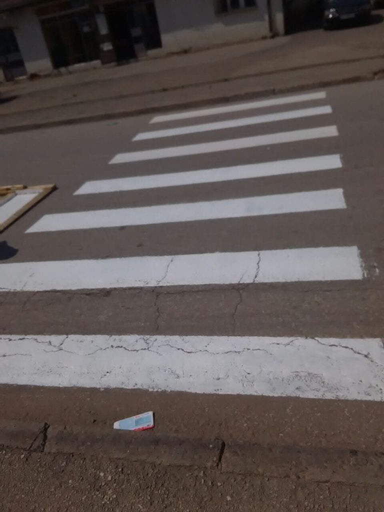 Подновяват пешеходни пътеки за първия учебен ден