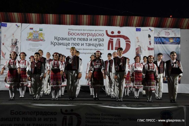 Нестихващи танци, песни и горещи емоции на фестивала „Босилеградско краище пее и танцува”.