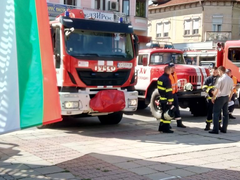 Пожарникари от Кюстендил са помогнали на три деца, заседнали в асансьор