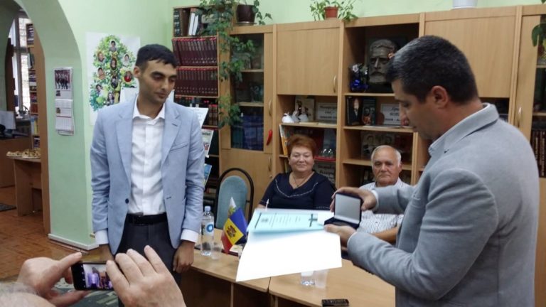 Двама учени-българисти от Молдова удостоени с почетен плакет и медал „Иван Вазов“