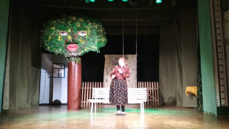 Премиера на спектакъла „Паметта на явора“ бе представена в театъра „Смешен петък“ в град Тараклия