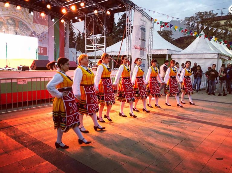 БЪЛГАРСКИТЕ НАРОДНИ АНСАМБЛИ ОТ ВАЙСАЛ И КАРАКУРТ ПОКОРИХА ПЕРНИЧАНИ