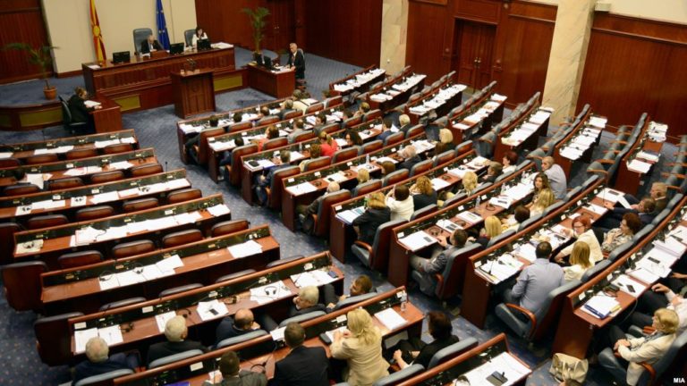 Парламентарната сесия в македонското събрание за конституционните промени все още не е започнала