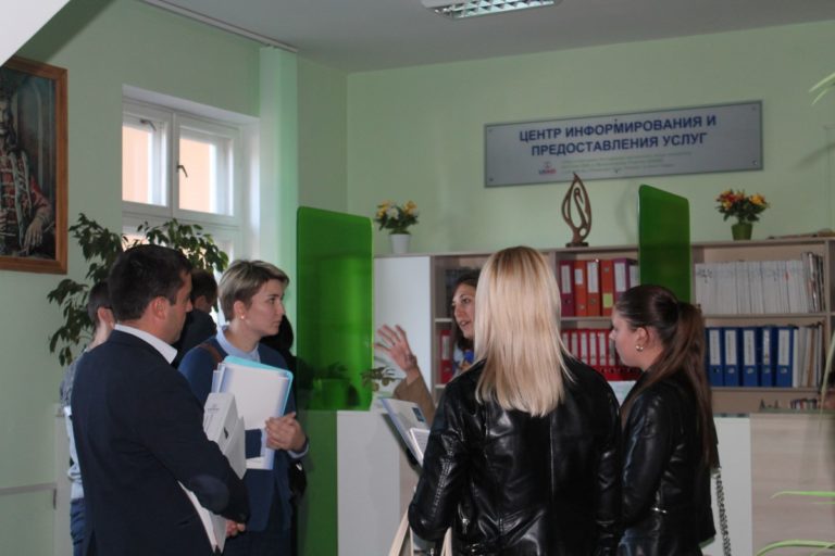 Представители на кметствата на Комрат и Чадър-Лунга посетиха Центъра за информация и услуги в Тараклия