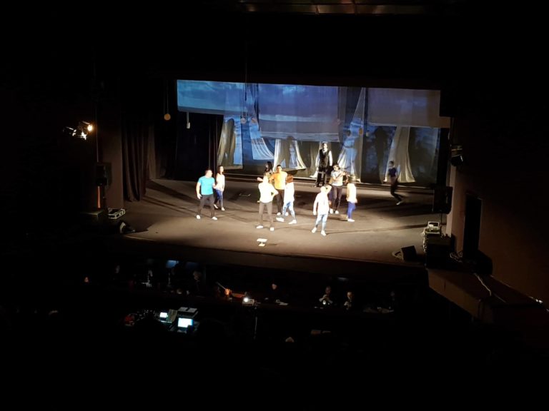 Деца от основното училище гледаха мюзикъла „Бразилски нощи“ в Кюстендил