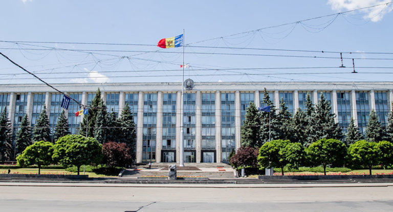 Министрите на ден ще напуснат Молдова: правителството ще замине в Букурещ