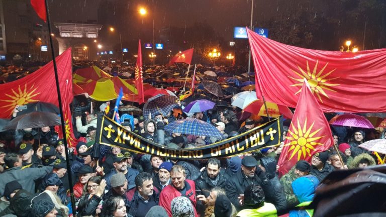 Движението „Бойкотирам конституционни промени“ снощи проведе протест в Скопие