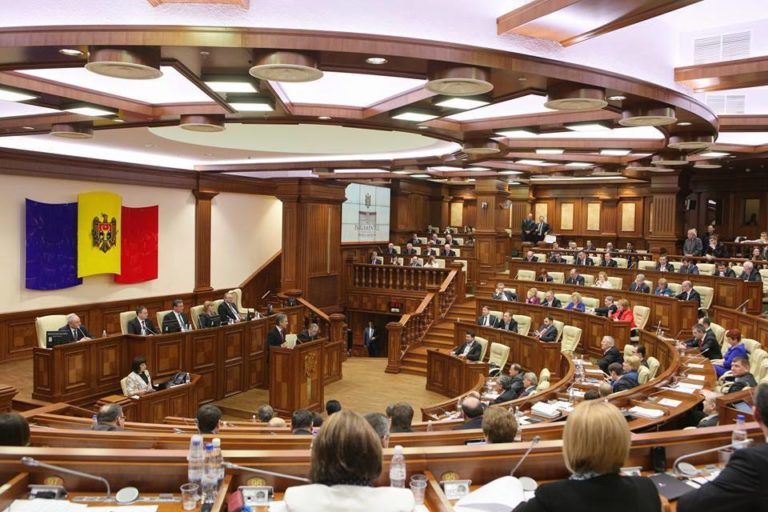 Настоящото свикване на парламента одобри 900 закони и 327 разпоредби
