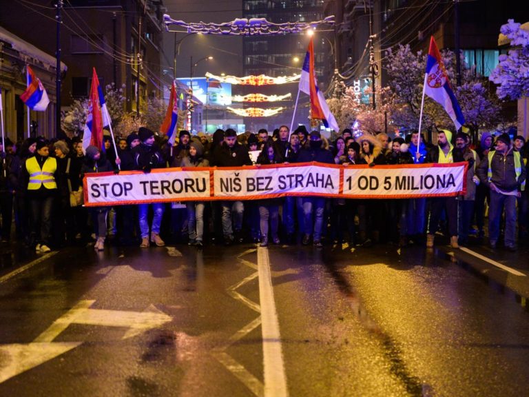 Nekoliko hiljada nezadovoljnih Nišlija protestovalo protiv režima i tražilo Bulatovićevu smenu