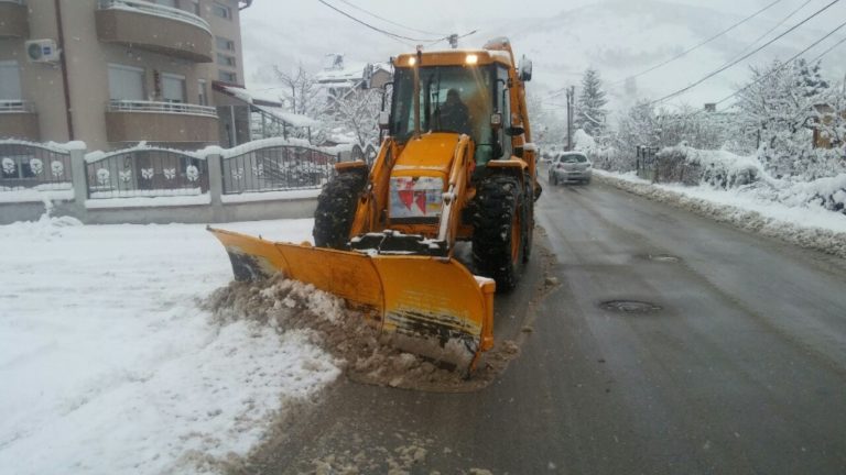 В Македония нови валежи от сняг и проблеми по пътищата