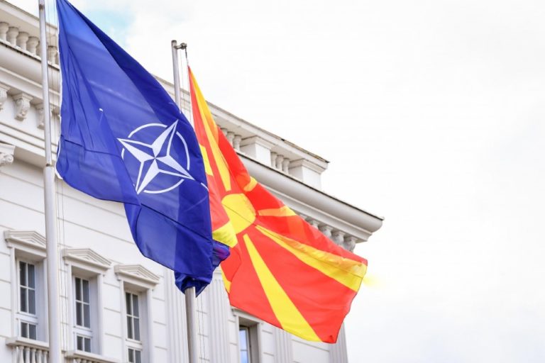 Знамето на НАТО от днес се вее пред сградата на правителството на Македония