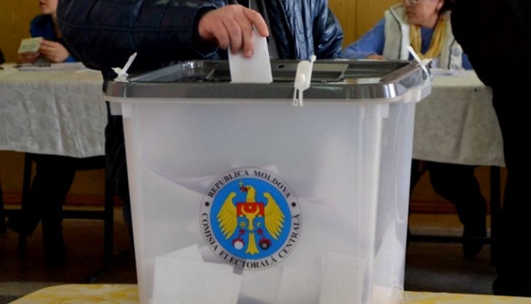 Молдовските граждани днес избират нов парламент и гласуват на консултативен референдум за намаляване броя на депутатите