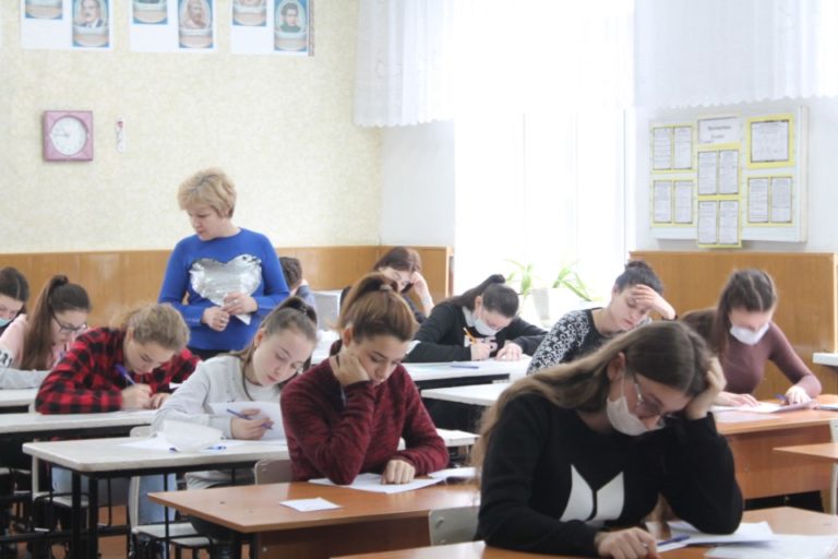 Учениците от гимназиите и лицеите на район Тараклия състезаваха се в знанията по български език и литература