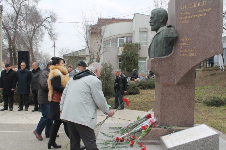 Българската общност в Тараклия поднесе цветя пред паметника на героя на освободителната война Олимпий Панов