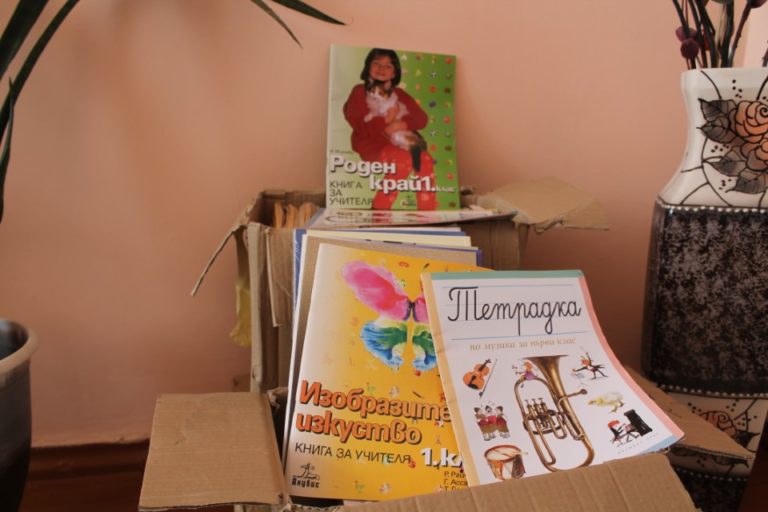 Делегация от Добрич подари книги на Тараклийската гимназия