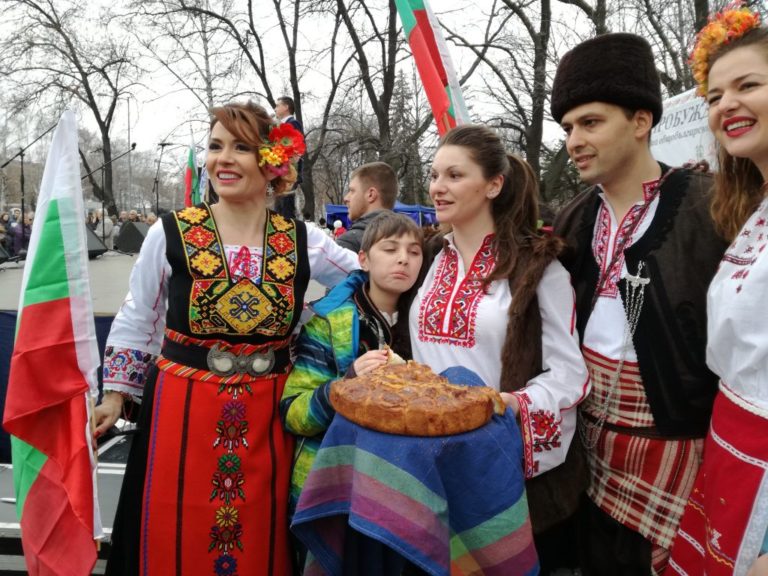 „Пробуждане с хоро“ събра в едно позитивната енергия на българите