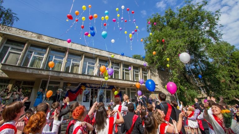Последният ден на училище в Молдова се провежда с тържествени мероприятия
