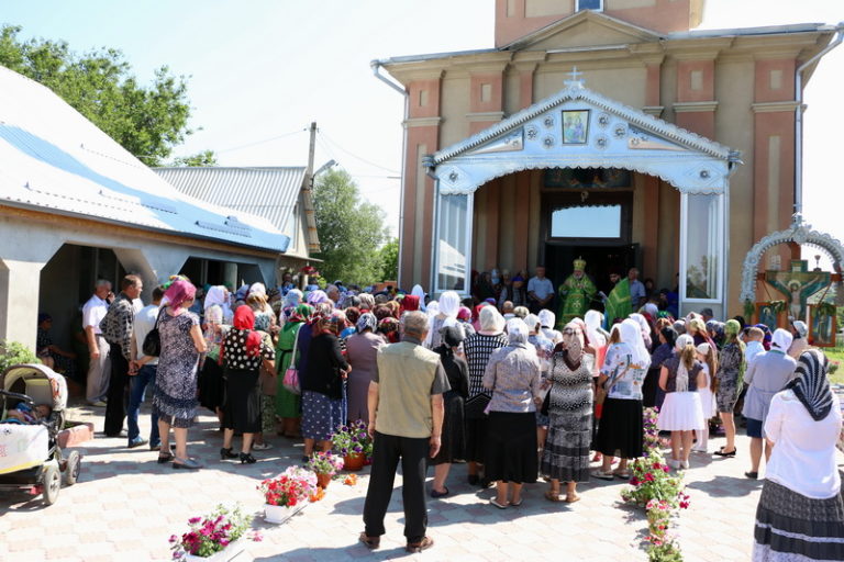 В Молдова вярващите отбелязват Света Троица