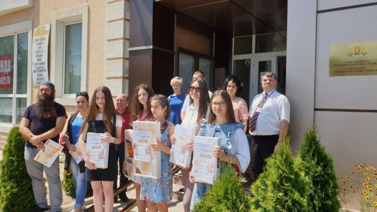 Млади художници от Тараклия получиха наградите си за участие в националния български конкурс за детска рисунка „Приказките“