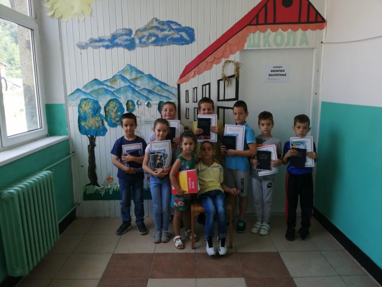 Учениците си взеха свидетелствата с оценките
