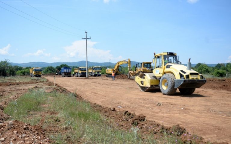 В Северна Македония продължава изграждането и реконструкцията на пътищата които са част от Коридор №8