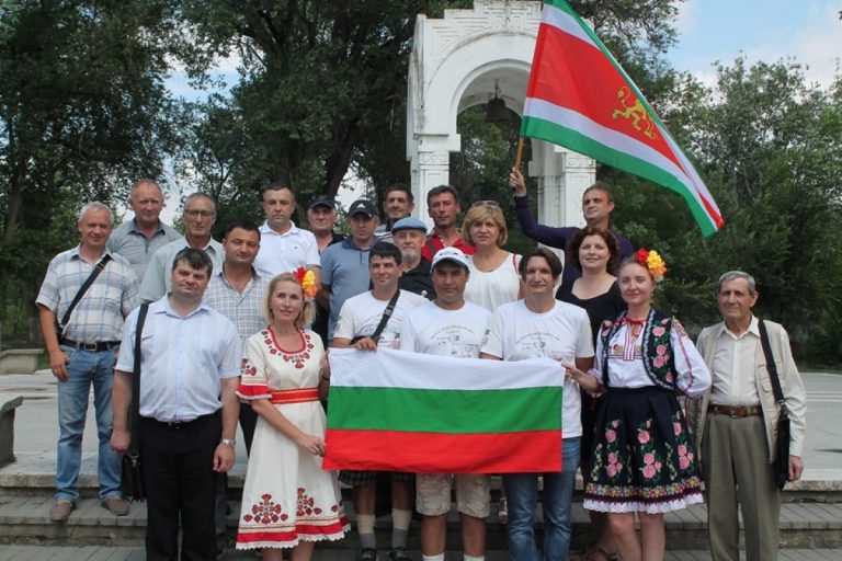 В Тараклия посрещнаха бесарабски българи, извървели пеша пътя на своите деди