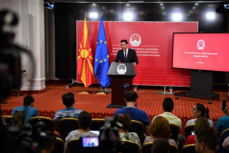 Премиерът на Северна Македония стана жертва на телефонни измамници